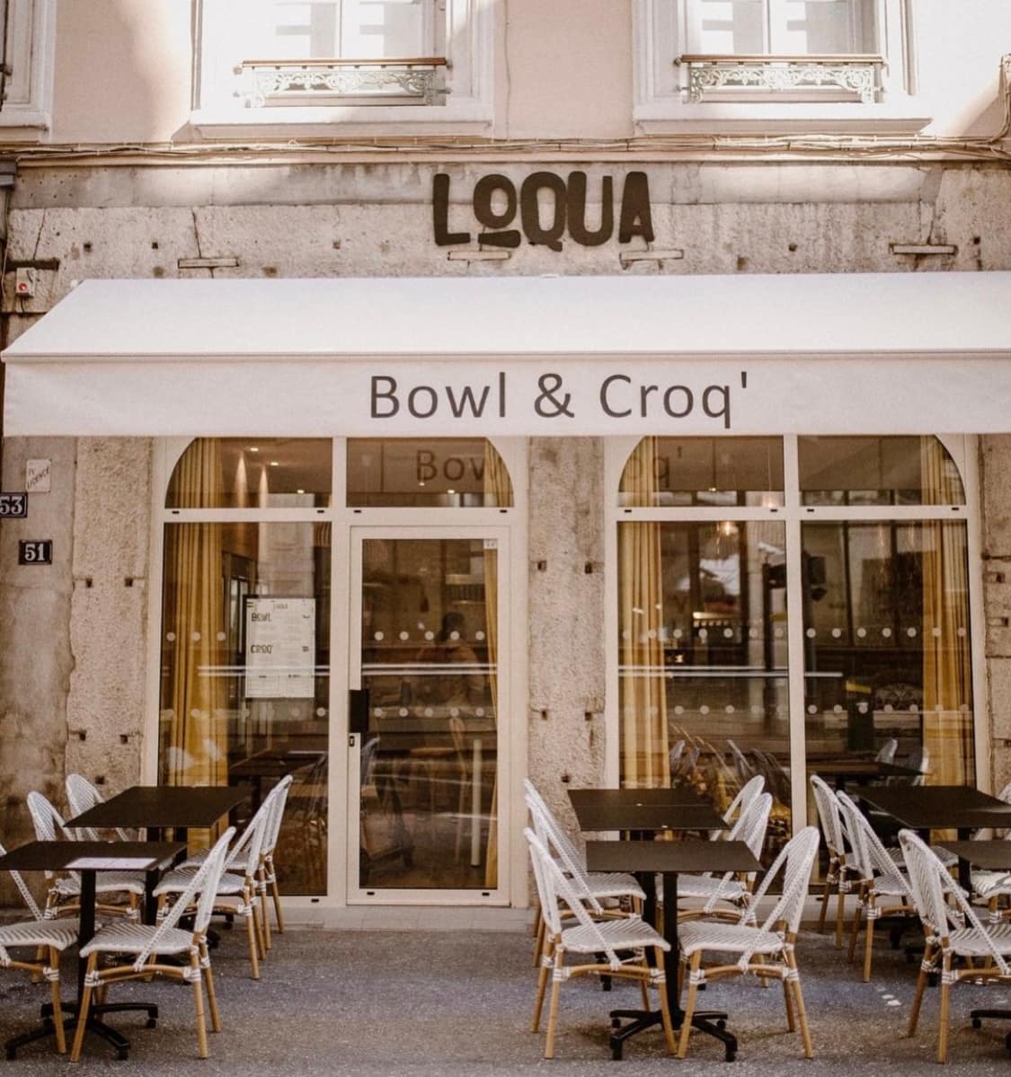 Devanture du restaurant Loqua situé au 53 rue de la Bourse, 69002 Lyon. La devanture est beige et blanche pour rester dans des tons naturels et ainsi être en accord avec les plats que propose le restaurant.